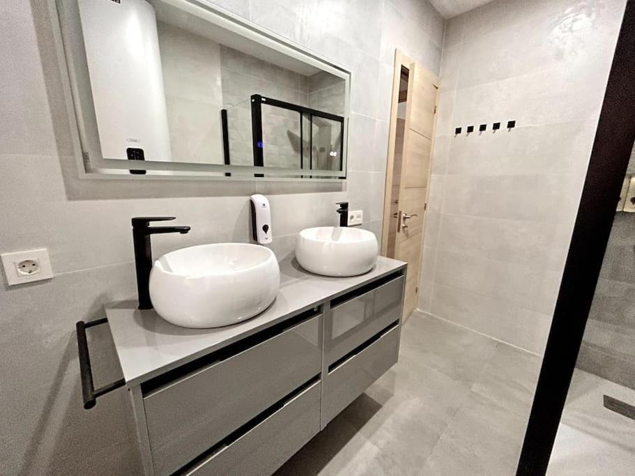 Apartamento Lujo 10 Pax Proyector, Maquina Arcade Y Patinetes Oviedo Exterior foto